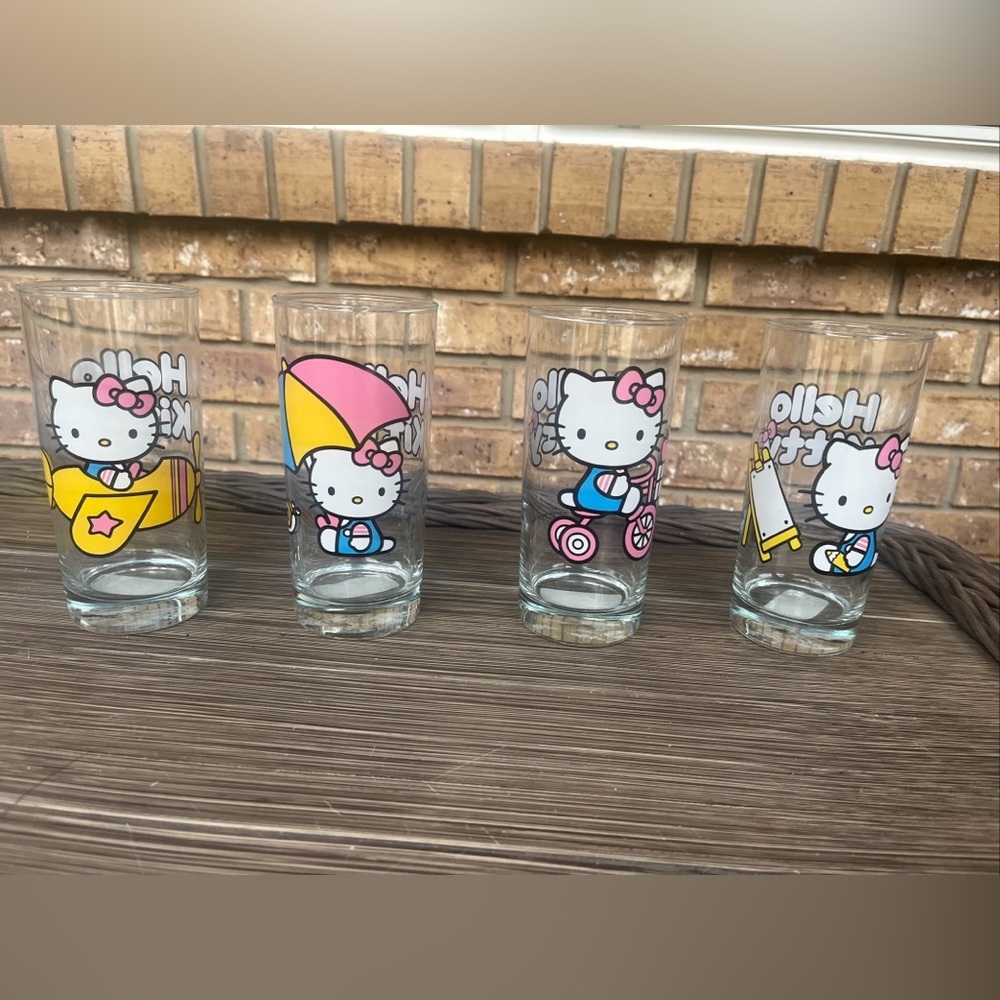 (4)Hello Kitty Sanrio 2013 Collectible 6.25" Drinking glass Beach Ball Umbrella.